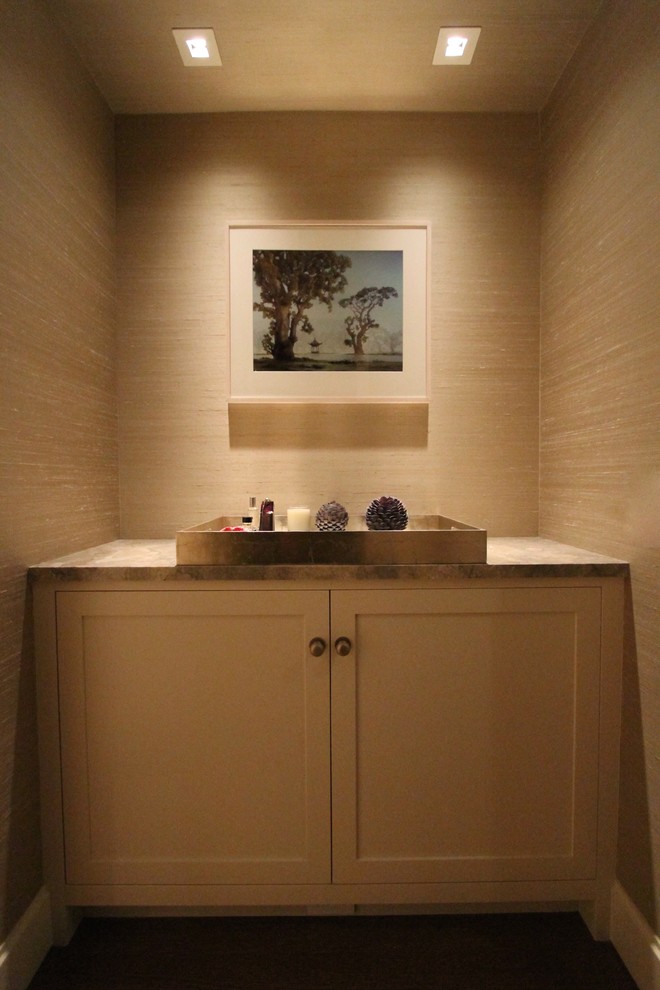 Modelo de bar en casa con fregadero lineal actual pequeño con armarios estilo shaker, puertas de armario blancas, encimera de mármol y salpicadero beige