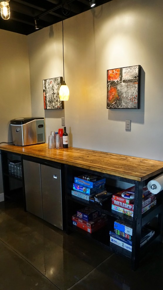 Home bar - small modern home bar idea in Louisville