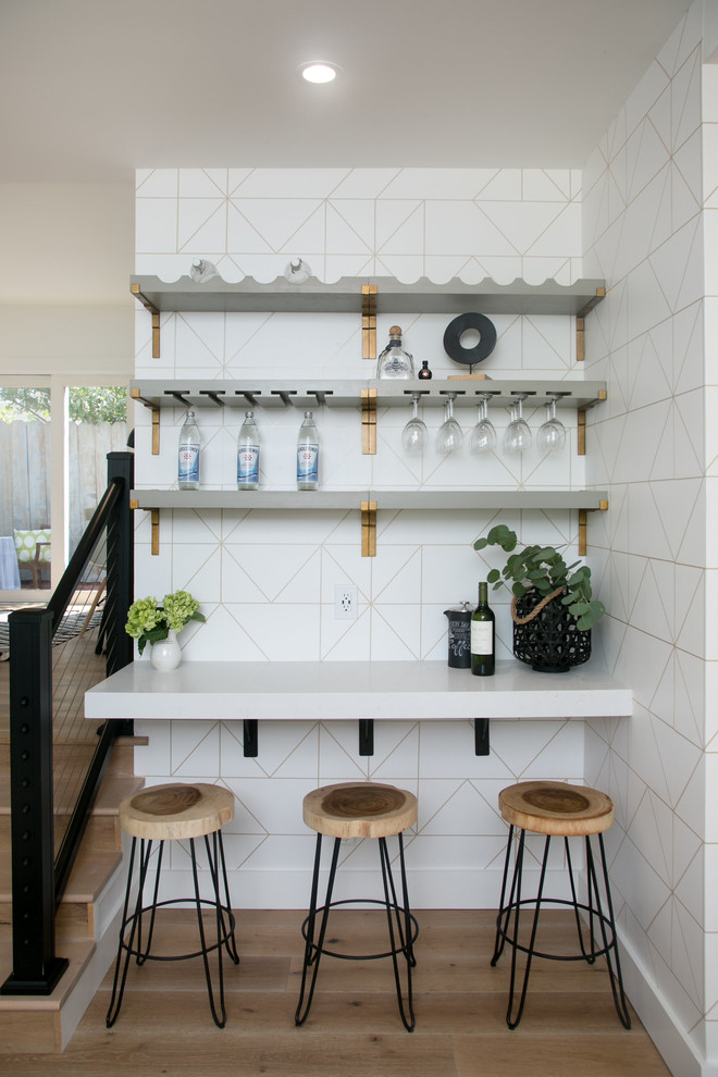 Foto de bar en casa contemporáneo con encimera de cuarzo compacto, salpicadero blanco y suelo de madera clara