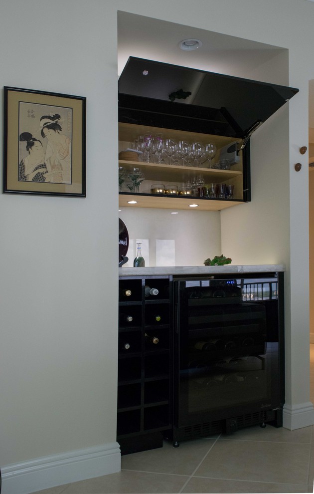 Exemple d'un petit bar de salon linéaire tendance en bois brun avec un placard à porte plane, un plan de travail en quartz modifié, une crédence blanche, une crédence en marbre, un sol en carrelage de porcelaine et un sol beige.
