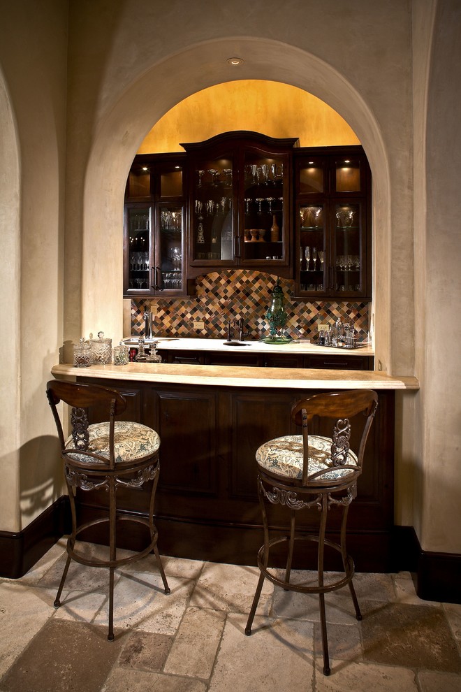 На фото: прямой домашний бар среднего размера в средиземноморском стиле с барной стойкой с