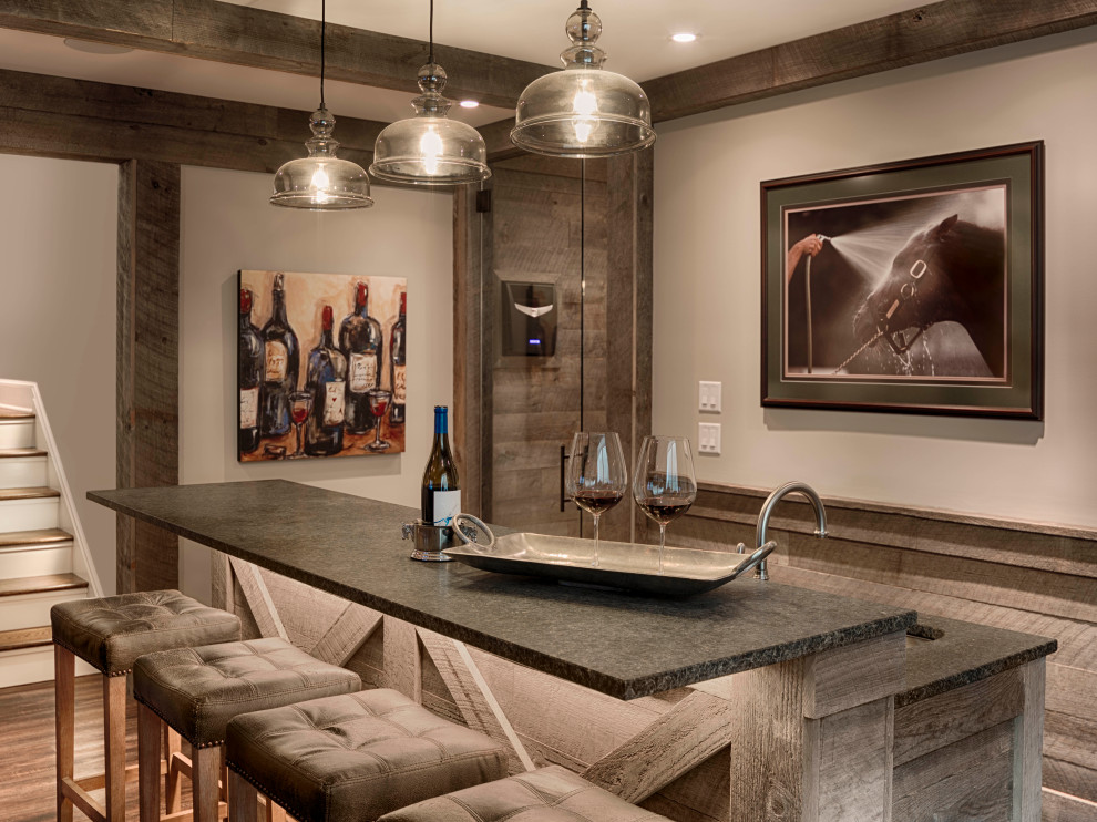 Inspiration pour un grand bar de salon avec évier linéaire traditionnel en bois vieilli avec un évier encastré, un plan de travail en granite, un sol en bois brun, un sol marron et plan de travail noir.