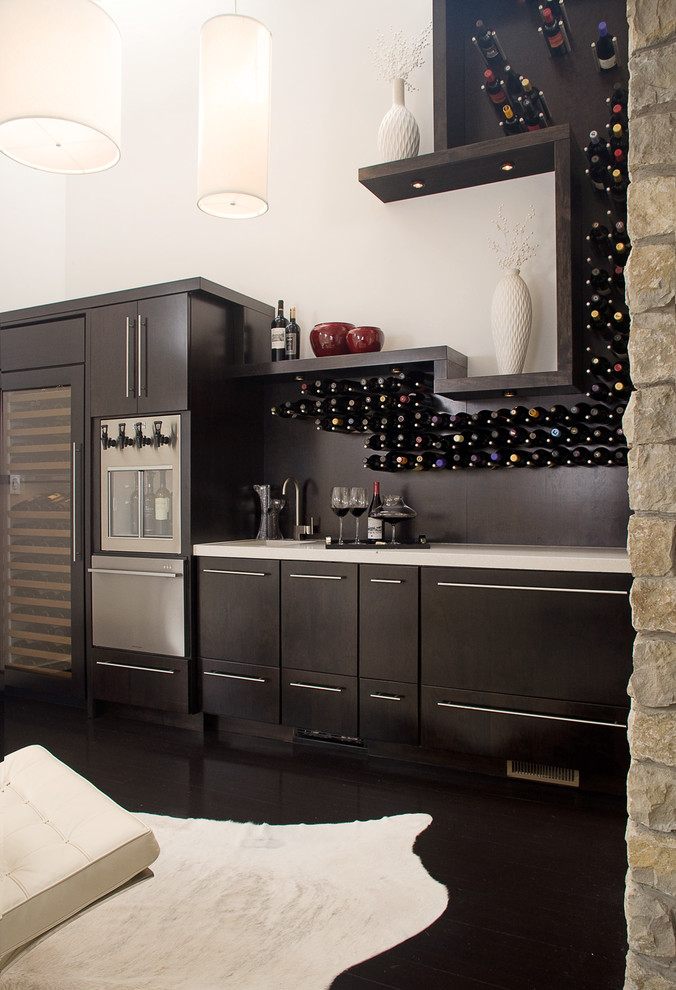 Immagine di un angolo bar con lavandino minimal di medie dimensioni con ante lisce, ante in legno bruno, parquet scuro, pavimento nero e top bianco
