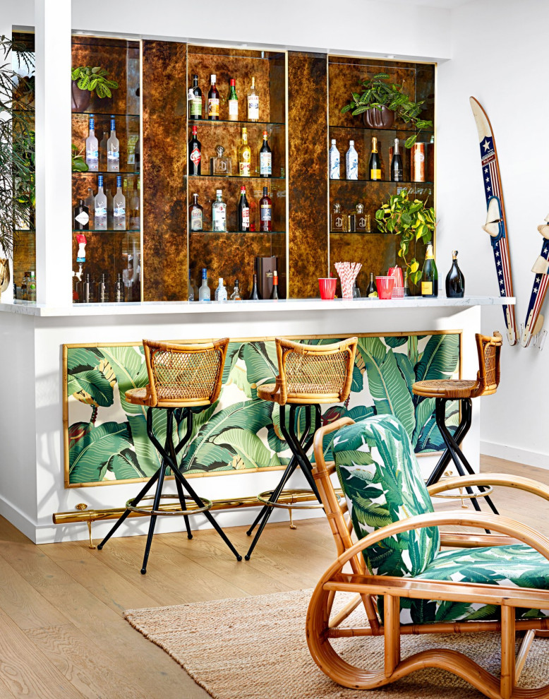 Foto di un bancone bar tropicale con nessun'anta, paraspruzzi marrone, parquet chiaro e pavimento beige