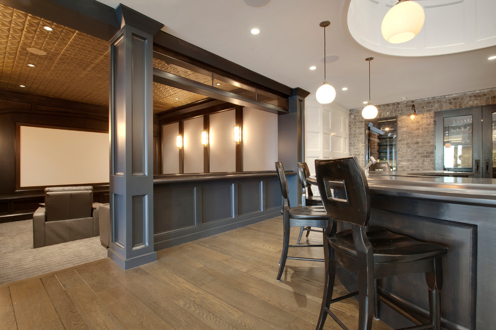 Immagine di un bancone bar classico di medie dimensioni con ante in legno bruno, paraspruzzi grigio, paraspruzzi con piastrelle in pietra e parquet chiaro
