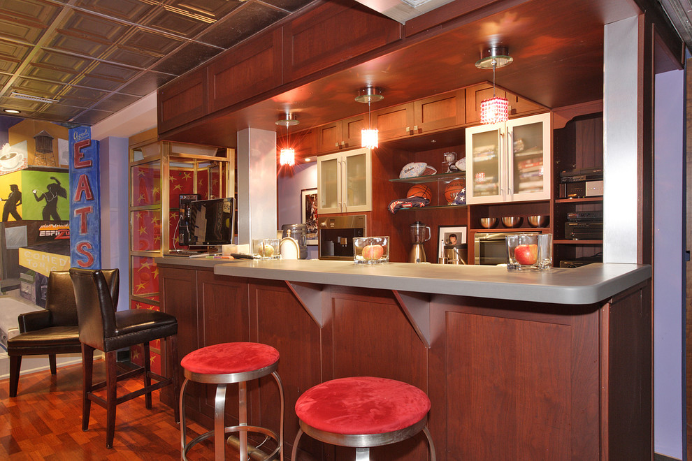 Idee per un bancone bar di medie dimensioni con ante in stile shaker, ante in legno bruno, pavimento marrone e top grigio