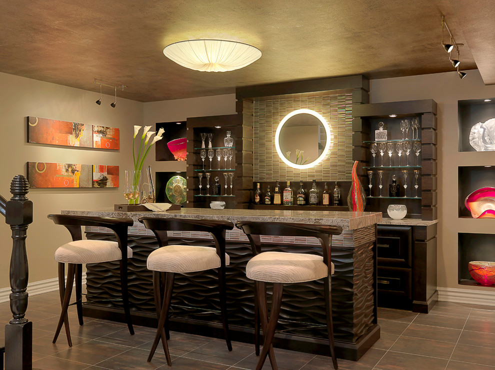 Modelo de bar en casa con barra de bar clásico con armarios abiertos, salpicadero de metal, suelo gris y encimeras grises