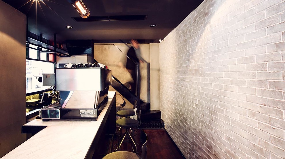 На фото: прямой домашний бар среднего размера в стиле лофт с барной стойкой