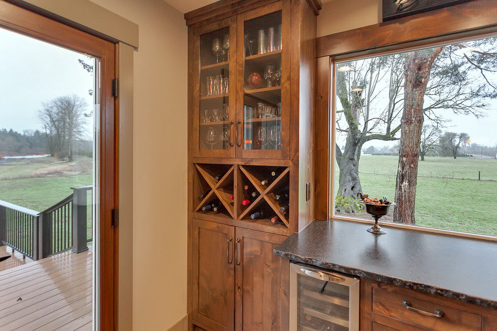 Foto di un piccolo angolo bar stile rurale con ante in stile shaker, ante in legno scuro, top in marmo e parquet chiaro