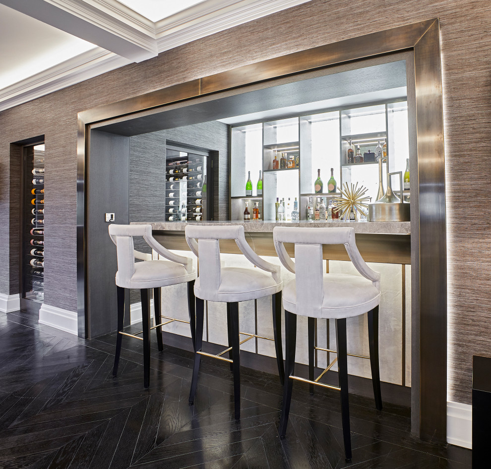 Idee per un grande angolo bar minimalista con top in onice, paraspruzzi bianco, paraspruzzi in marmo, parquet scuro e pavimento nero