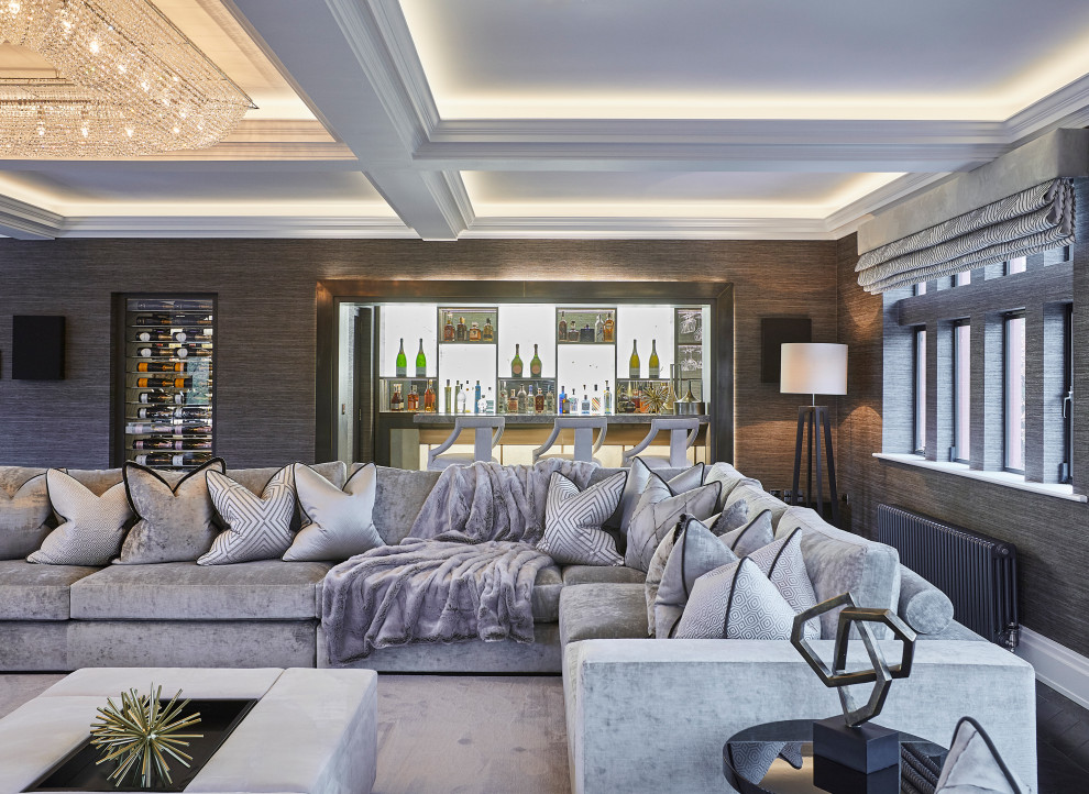 Diseño de bar en casa moderno grande con salpicadero de mármol, suelo de madera oscura y suelo negro