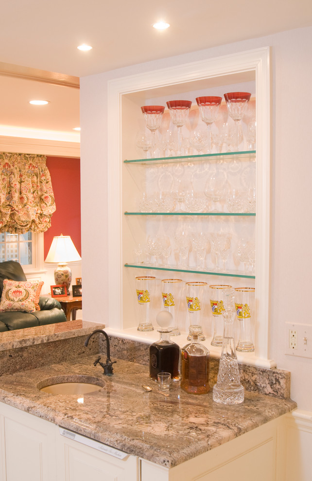 Immagine di un piccolo angolo bar con lavandino classico con lavello sottopiano, ante con bugna sagomata, ante bianche e top in marmo