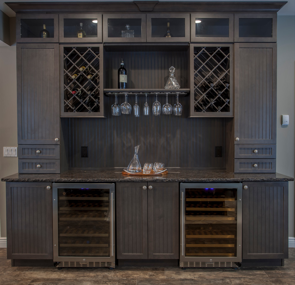 Immagine di un angolo bar contemporaneo di medie dimensioni con nessun lavello, ante in legno bruno, top in granito, parquet scuro e pavimento marrone