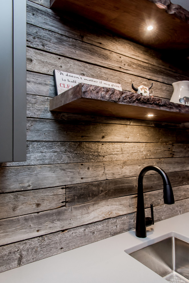 Esempio di un angolo bar con lavandino chic di medie dimensioni con lavello sottopiano, ante in stile shaker, ante grigie, top in quarzite, paraspruzzi marrone, paraspruzzi in legno e top grigio