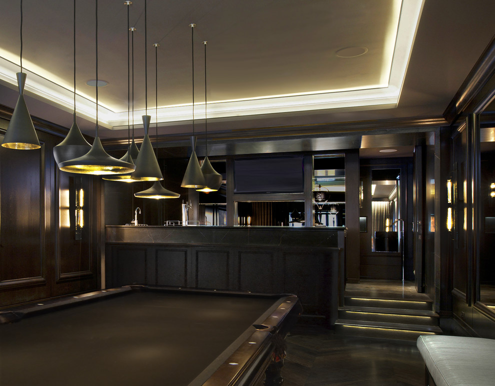 Пример оригинального дизайна: параллельный домашний бар в стиле неоклассика (современная классика) с темным паркетным полом