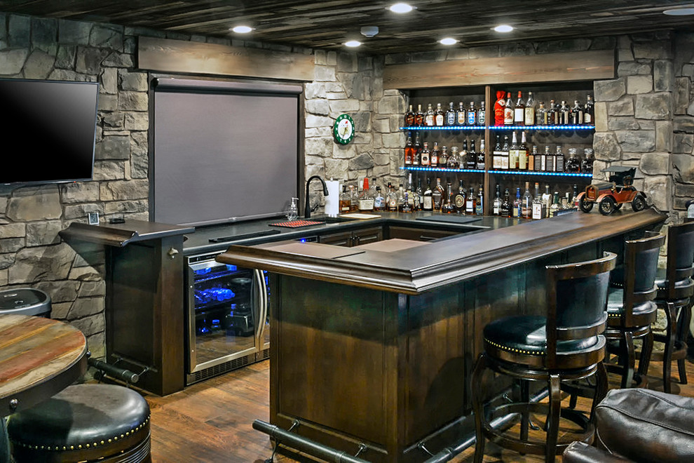 Источник вдохновения для домашнего уюта: п-образный домашний бар среднего размера в стиле рустика с барной стойкой