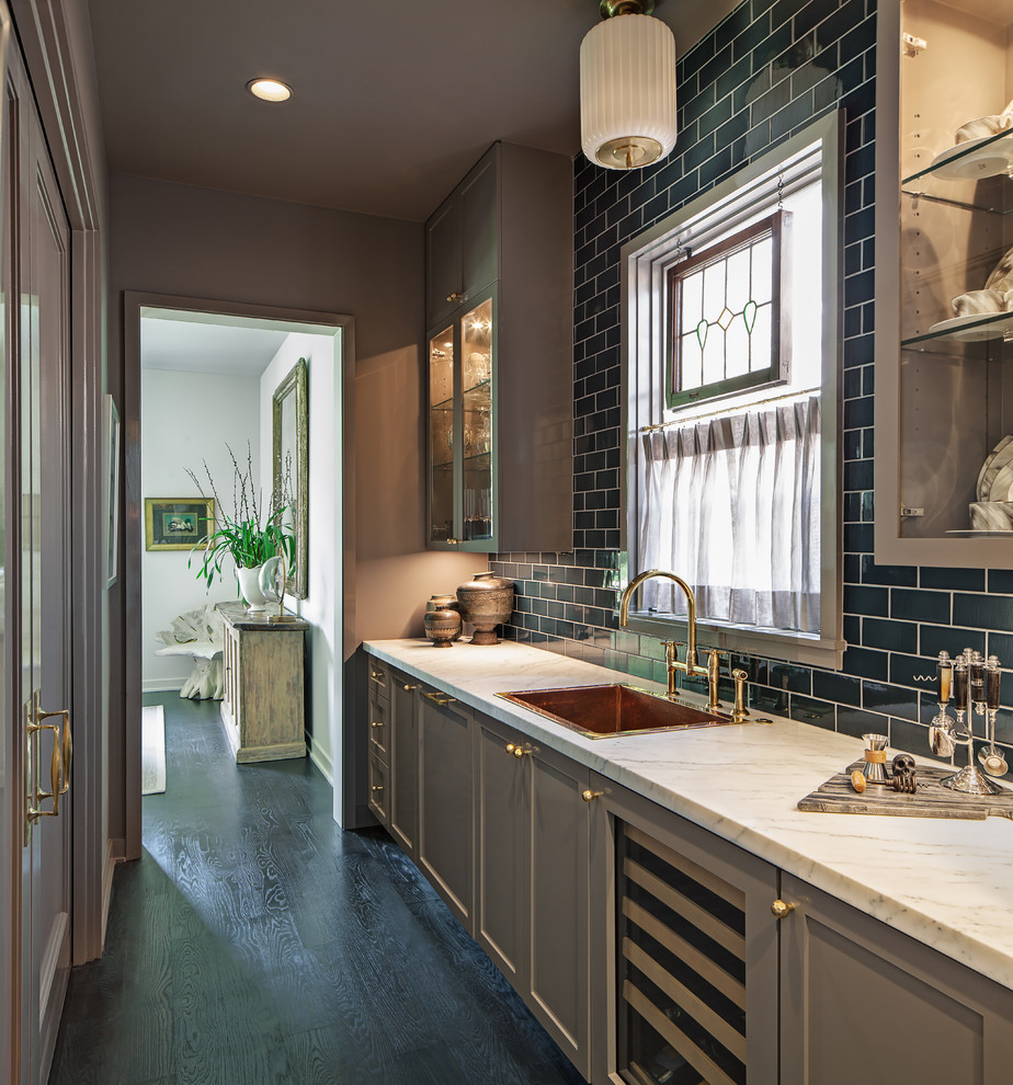 Exempel på en lantlig beige linjär beige hemmabar med vask, med en nedsänkt diskho, skåp i shakerstil, grå skåp, grönt stänkskydd, stänkskydd i keramik, mörkt trägolv och svart golv