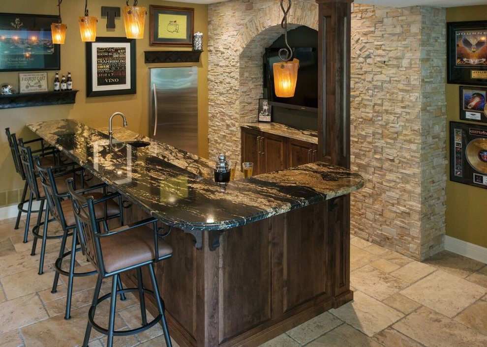 Esempio di un bancone bar stile rurale di medie dimensioni con lavello sottopiano, ante con finitura invecchiata, top in granito, pavimento in travertino e pavimento beige