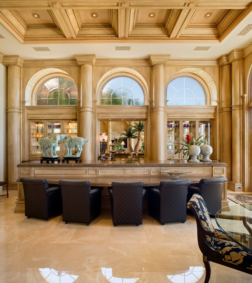 Immagine di un grande bancone bar chic con paraspruzzi a specchio, pavimento in marmo, ante di vetro, ante bianche, top in granito e pavimento beige