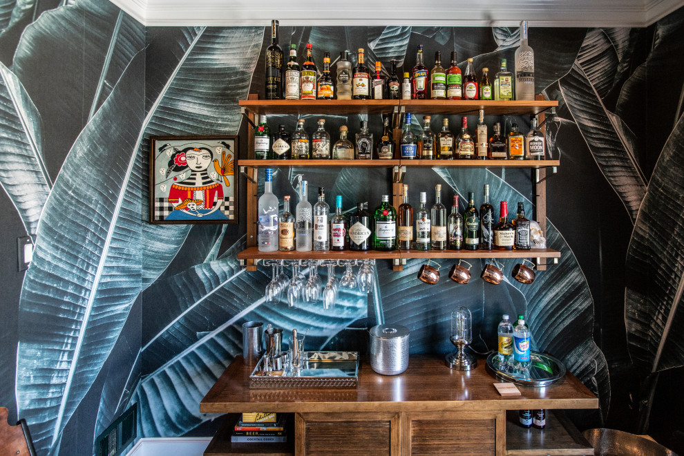 Foto de bar en casa contemporáneo con armarios estilo shaker, puertas de armario de madera en tonos medios, encimera de madera y encimeras marrones