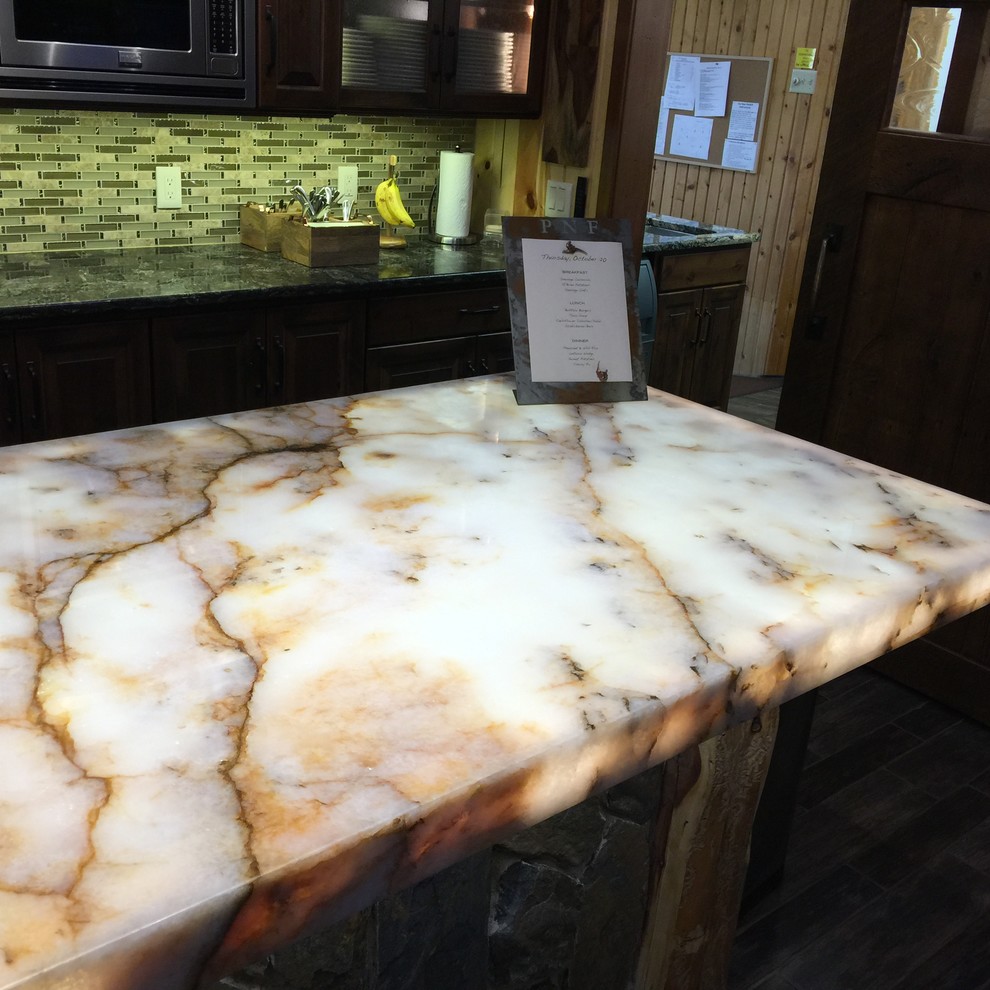Foto di un bancone bar country di medie dimensioni con ante di vetro, ante in legno bruno e top in onice