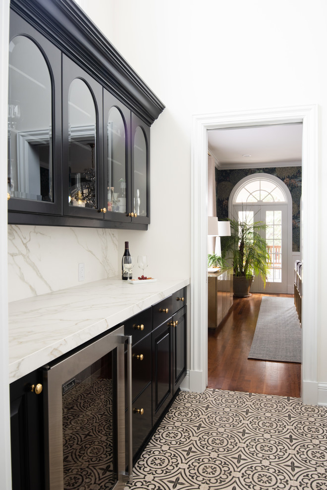 Foto på en mellanstor vintage vita parallell hemmabar med vask, med svarta skåp, luckor med upphöjd panel, marmorbänkskiva, vitt stänkskydd, stänkskydd i marmor, klinkergolv i keramik och beiget golv