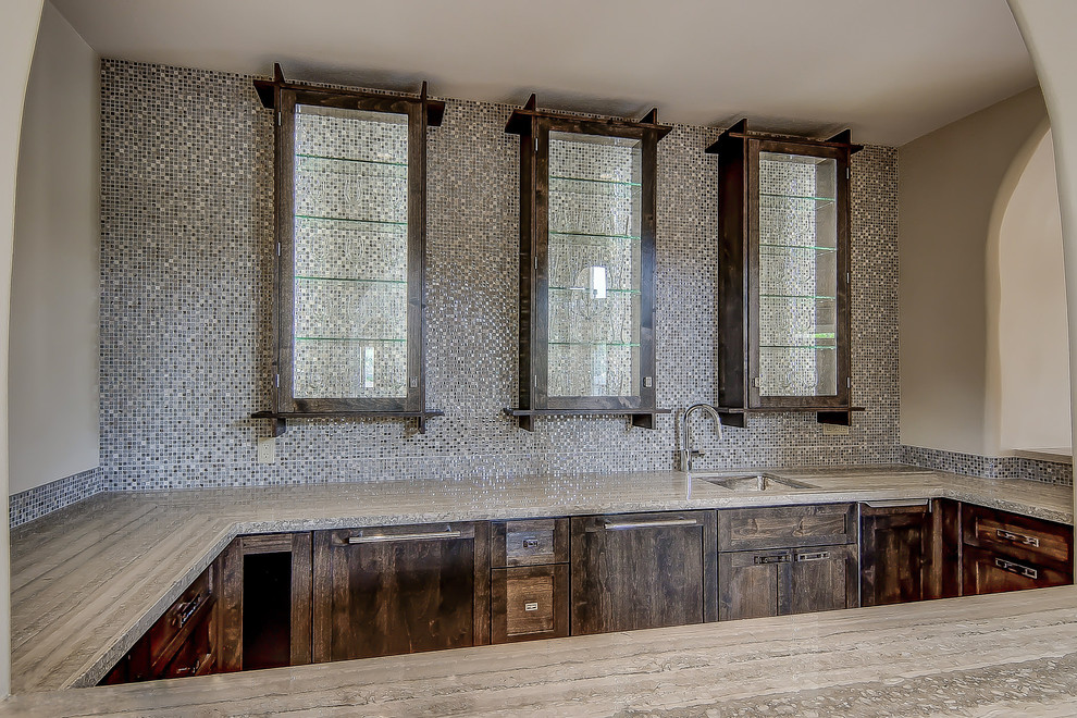 Immagine di un ampio angolo bar con lavandino classico con lavello sottopiano, ante in legno bruno, paraspruzzi multicolore, paraspruzzi con piastrelle a mosaico e pavimento in travertino