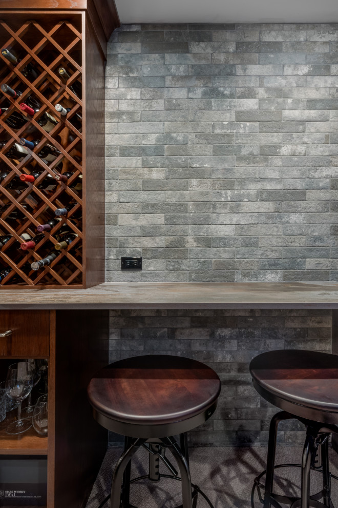 Esempio di un bancone bar design di medie dimensioni con paraspruzzi grigio, paraspruzzi con piastrelle in pietra, moquette, pavimento grigio e top grigio