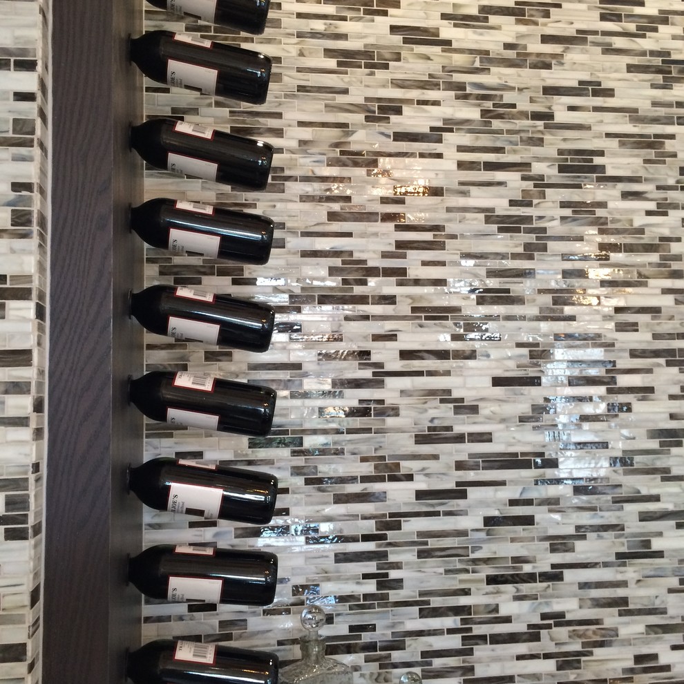 Geräumige Klassische Hausbar in U-Form mit Bartheke, Einbauwaschbecken, bunter Rückwand, Rückwand aus Mosaikfliesen und braunem Holzboden in Miami