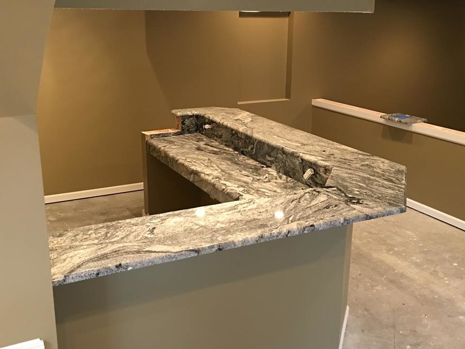 Aménagement d'un bar de salon parallèle de taille moyenne avec aucun évier ou lavabo, un plan de travail en granite et une crédence en dalle de pierre.