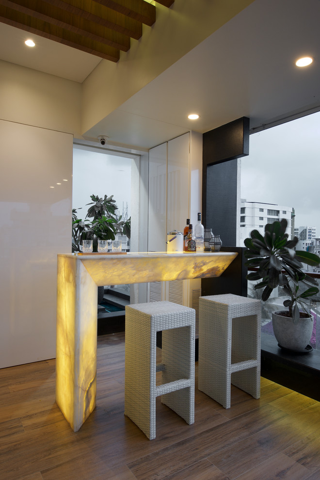 Design ideas for a contemporary home bar in Mumbai.