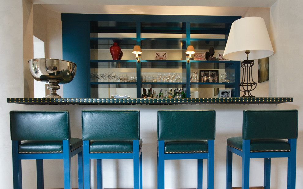 Einzeilige, Große Moderne Hausbar mit Bartheke, offenen Schränken und blauen Schränken in New York