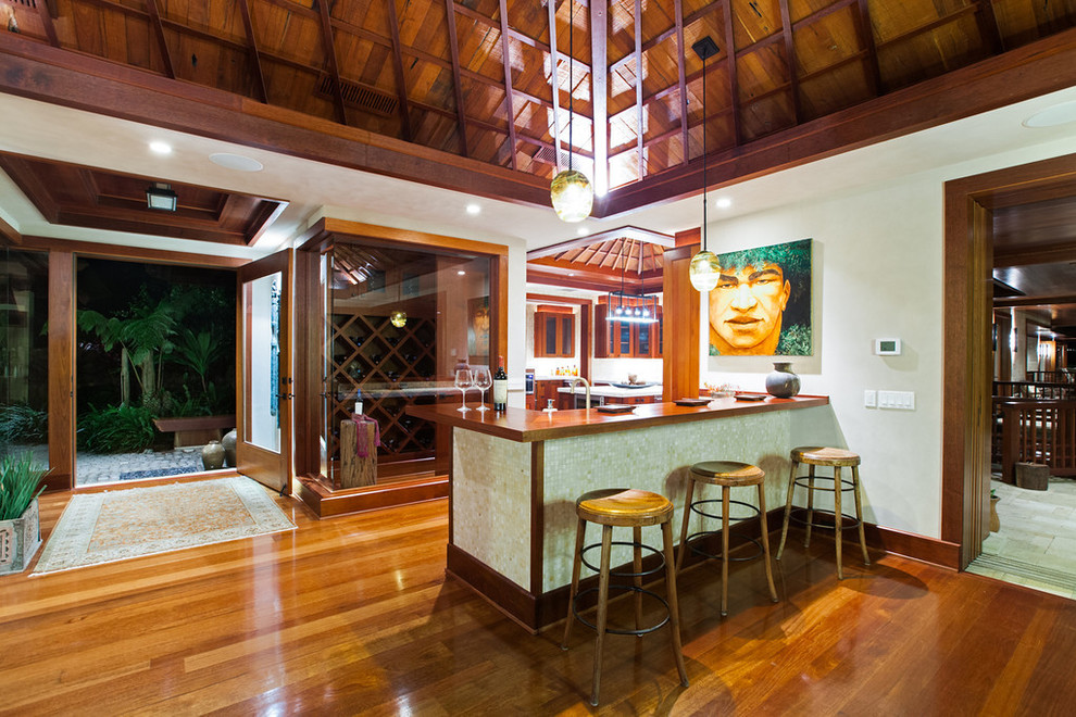 Mittelgroße Hausbar mit Bartheke, Arbeitsplatte aus Holz, braunem Holzboden und brauner Arbeitsplatte in Hawaii