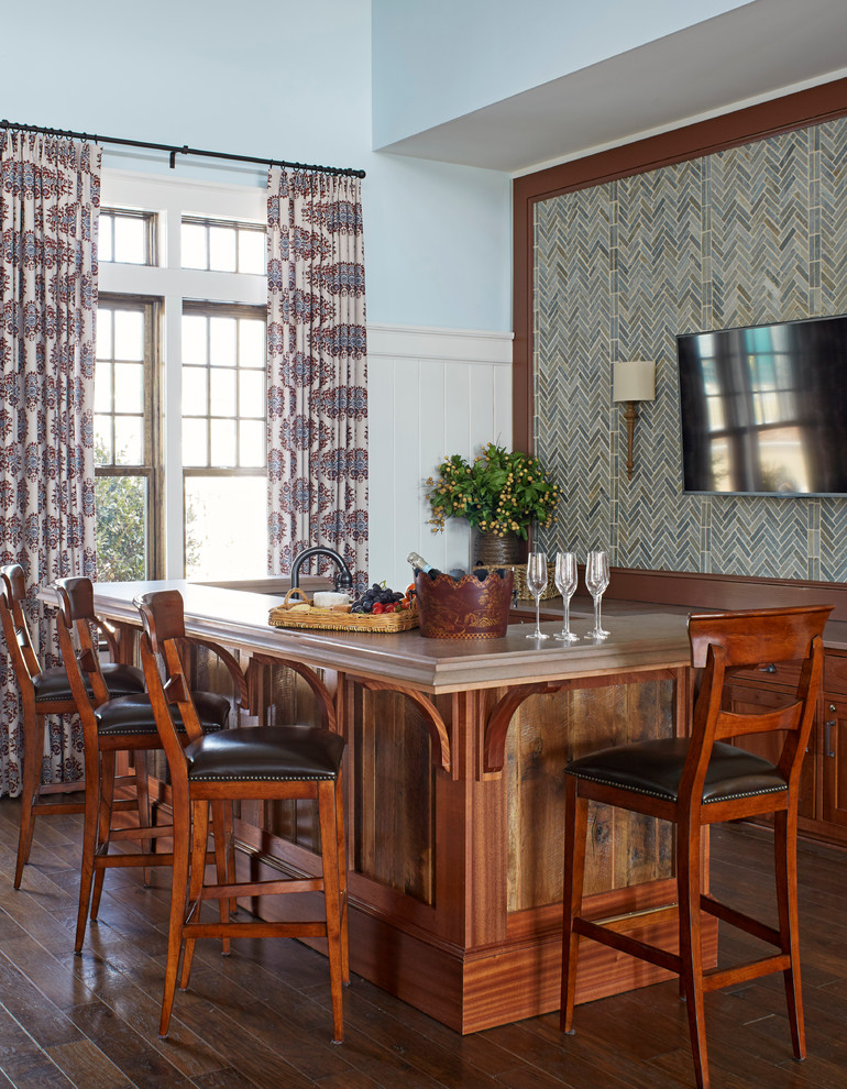 Cette image montre un bar de salon parallèle traditionnel avec une crédence grise et parquet foncé.