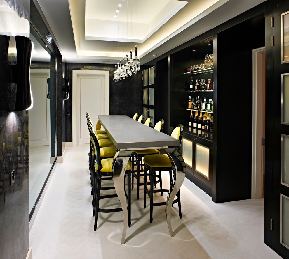 Diseño de bar en casa lineal actual pequeño sin pila con puertas de armario negras y armarios abiertos