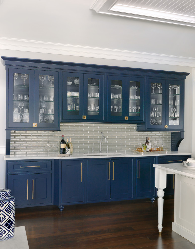 Klassische Hausbar mit Unterbauwaschbecken, Schrankfronten im Shaker-Stil, blauen Schränken, Rückwand aus Glasfliesen und dunklem Holzboden in St. Louis