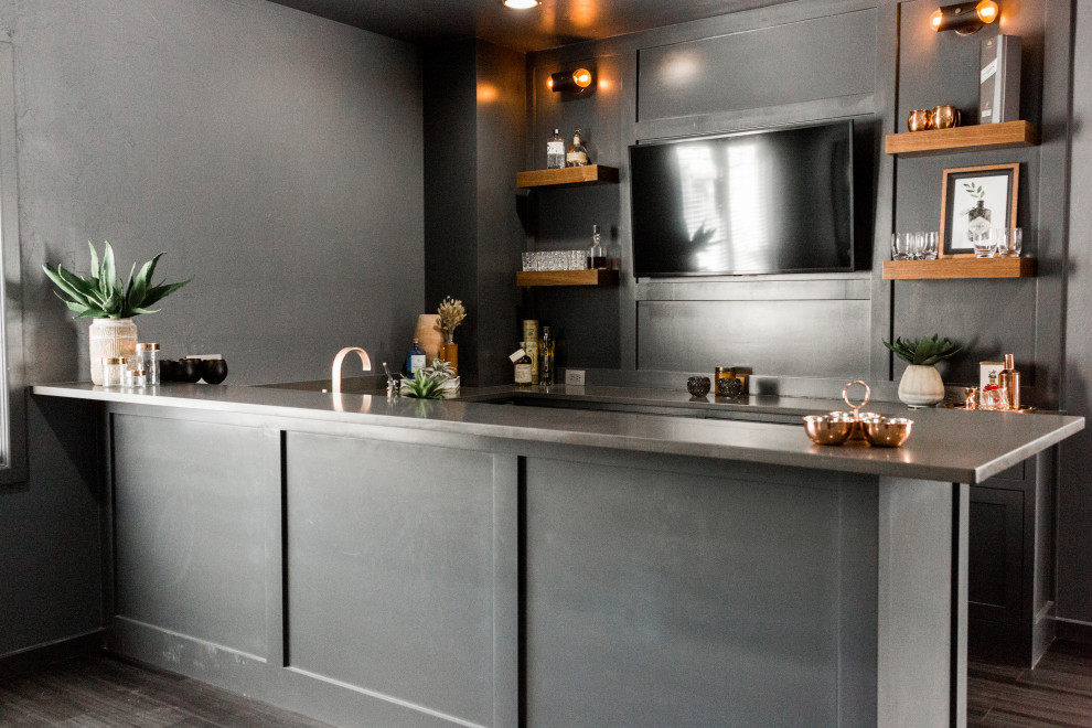 Immagine di un grande bancone bar minimal con lavello sottopiano, ante in stile shaker, ante grigie, top in quarzo composito, pavimento in laminato, pavimento nero e top grigio