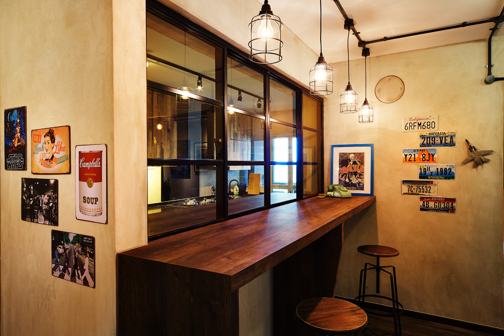 Imagen de bar en casa industrial de tamaño medio con suelo de madera oscura