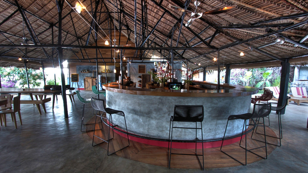 Diseño de bar en casa con barra de bar en U exótico extra grande con encimera de madera y suelo de cemento