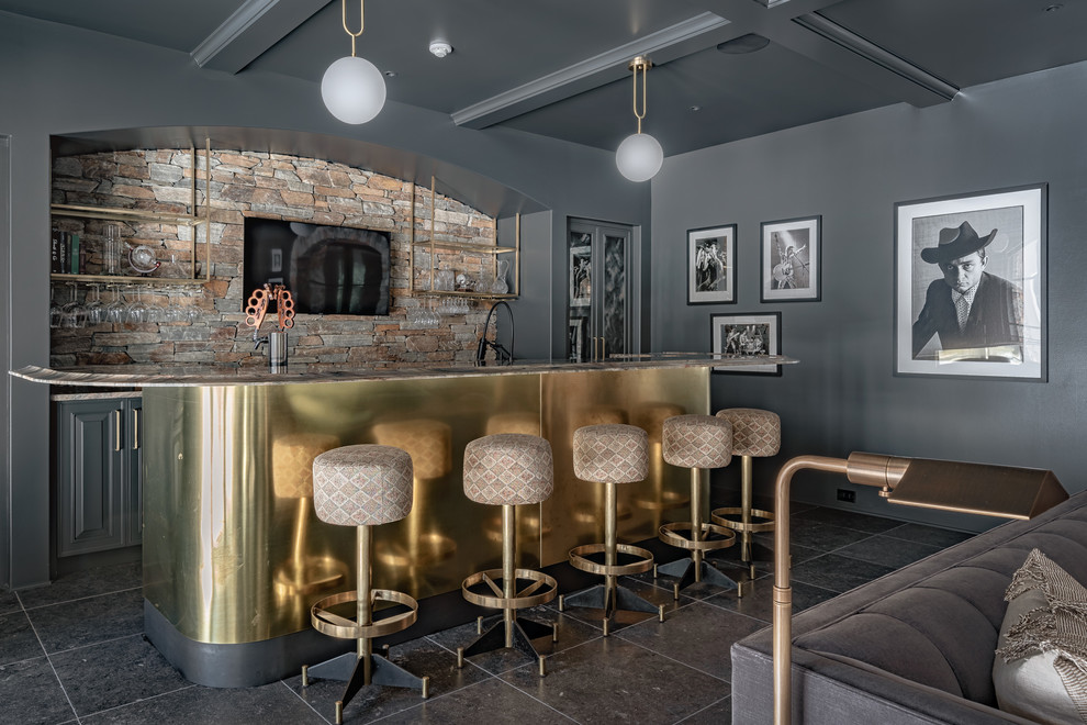 Immagine di un bancone bar classico con ante con bugna sagomata, ante grigie, paraspruzzi multicolore, paraspruzzi con piastrelle in pietra e pavimento nero