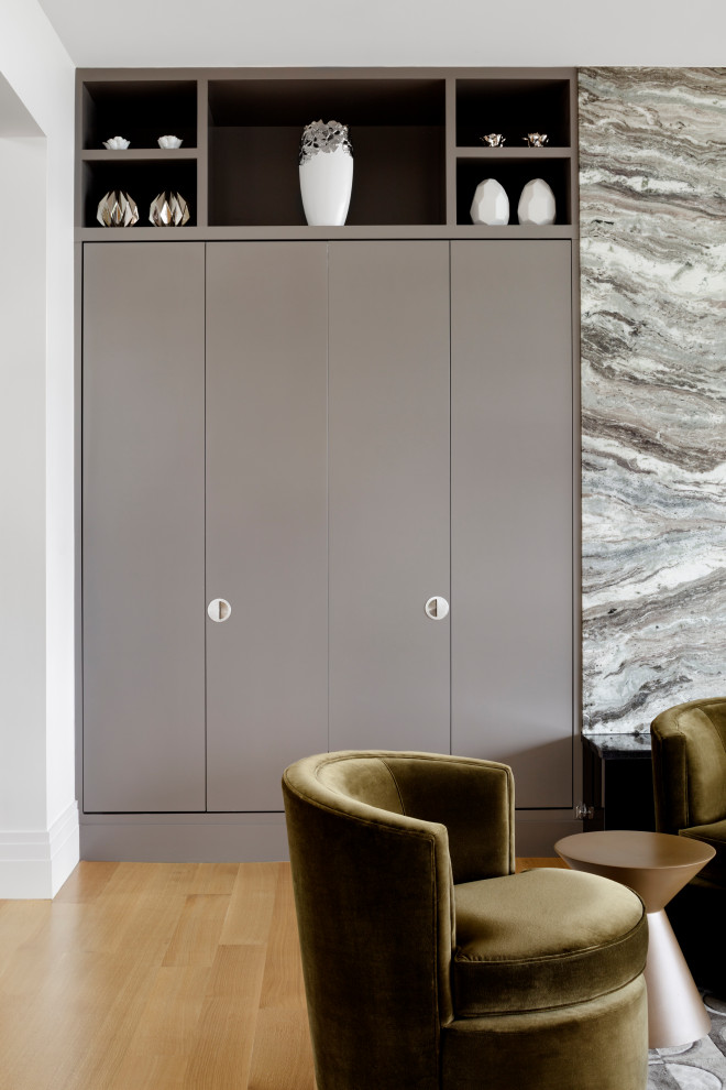 Esempio di un angolo bar con lavandino minimalista di medie dimensioni con ante grigie, paraspruzzi grigio, paraspruzzi in granito, parquet chiaro e pavimento marrone