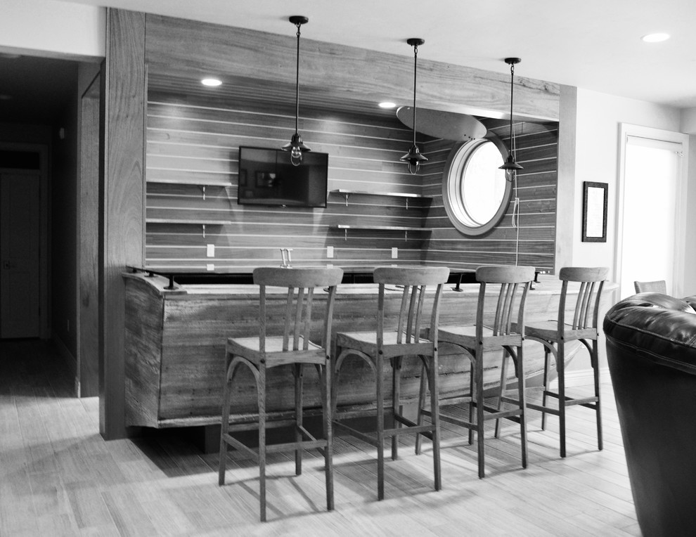 Diseño de bar en casa con barra de bar costero con fregadero bajoencimera y suelo de travertino