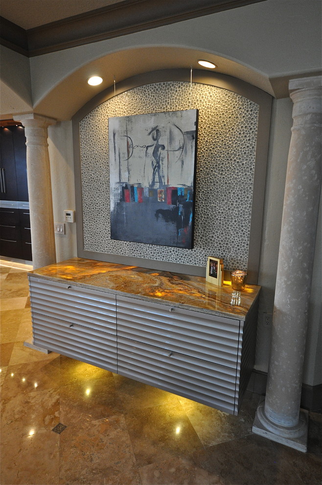 Foto di un piccolo angolo bar con lavandino contemporaneo con ante grigie, top in quarzo composito, paraspruzzi grigio e pavimento in marmo