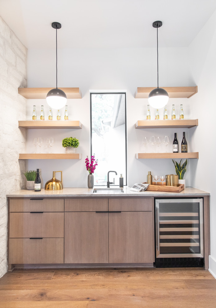 Réalisation d'un bar de salon avec évier linéaire minimaliste en bois clair de taille moyenne avec un évier posé, un plan de travail en granite et un plan de travail beige.