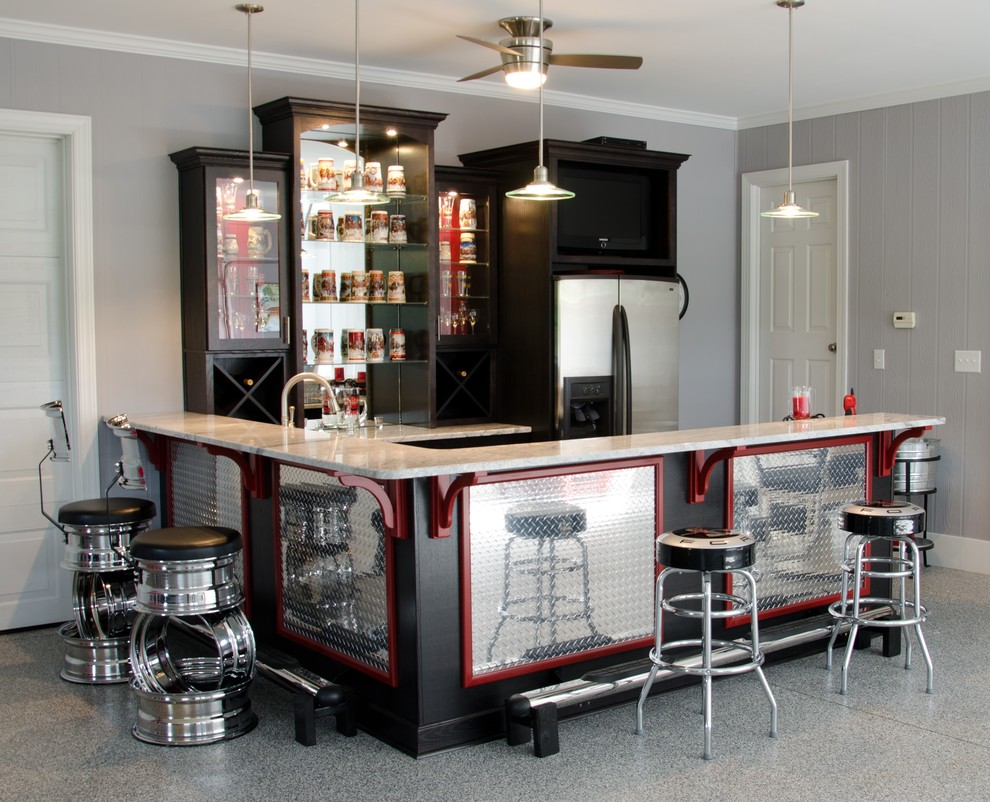 Modelo de bar en casa con barra de bar en U clásico con puertas de armario de madera en tonos medios y suelo gris