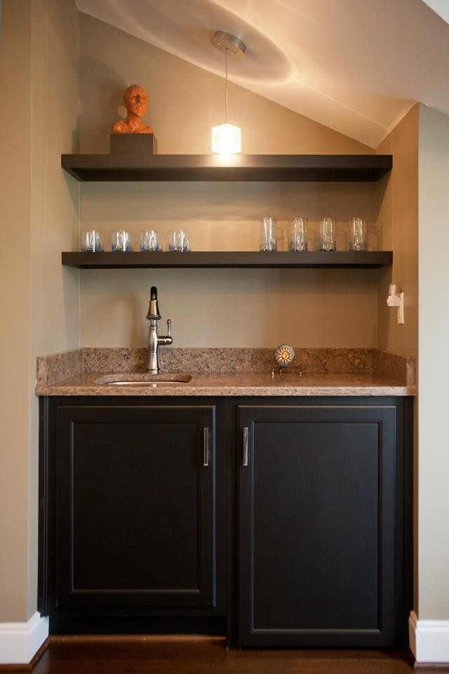 Esempio di un piccolo angolo bar con lavandino chic con lavello sottopiano, ante in stile shaker, ante in legno bruno, top in granito e parquet scuro