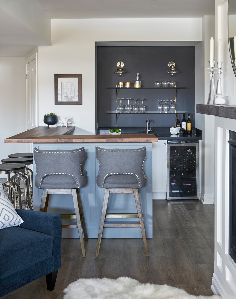 Klassische Hausbar mit Arbeitsplatte aus Holz, Küchenrückwand in Grau, braunem Holzboden, braunem Boden und brauner Arbeitsplatte in Toronto