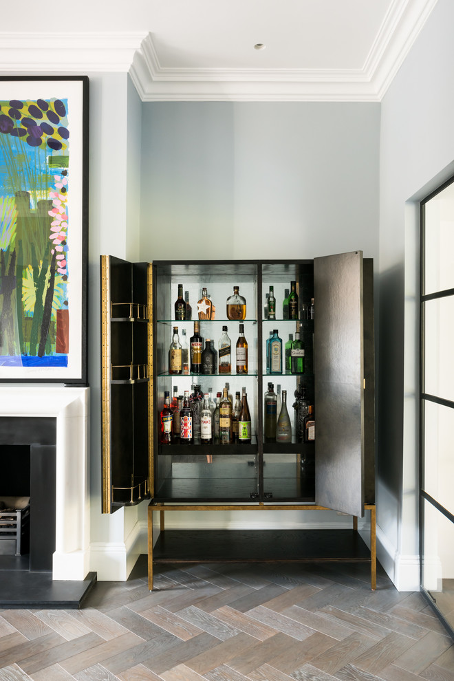 Foto de bar en casa con carrito de bar contemporáneo pequeño con suelo marrón, armarios con paneles lisos, puertas de armario negras y suelo de madera en tonos medios