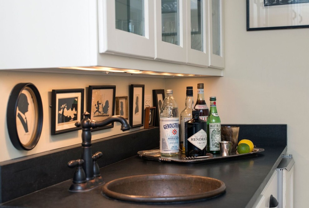 Ejemplo de bar en casa con fregadero lineal tradicional con fregadero encastrado, armarios tipo vitrina y puertas de armario blancas