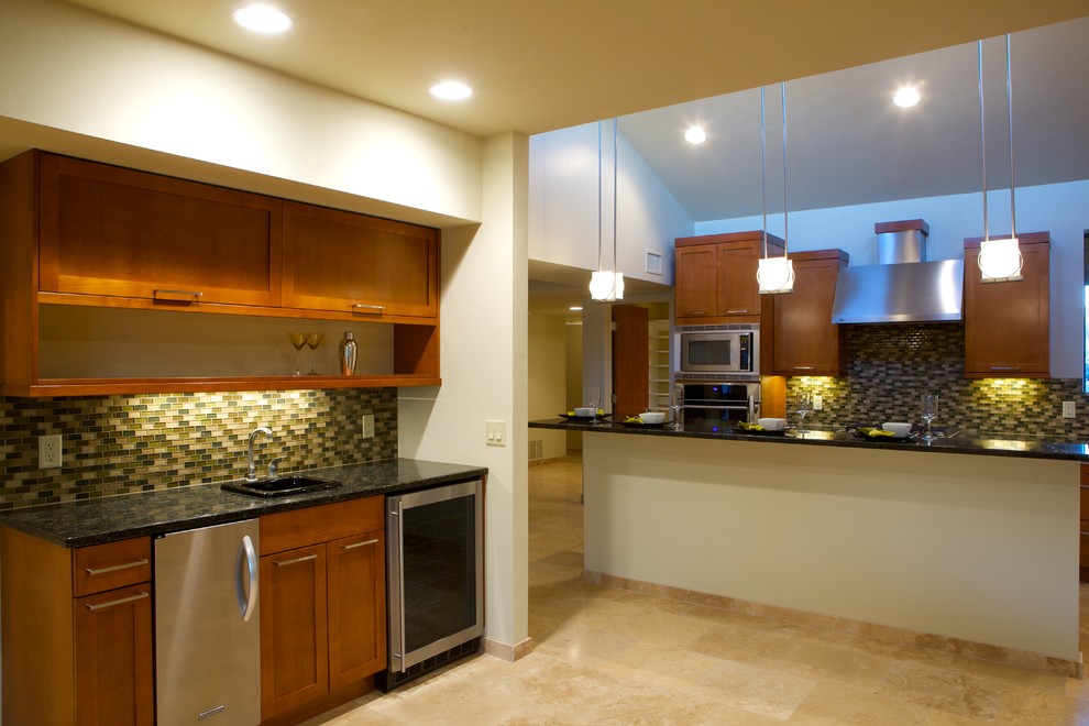 Exempel på ett modernt linjärt kök, med en nedsänkt diskho, skåp i shakerstil, skåp i mellenmörkt trä, bänkskiva i kvarts, flerfärgad stänkskydd, stänkskydd i glaskakel och travertin golv
